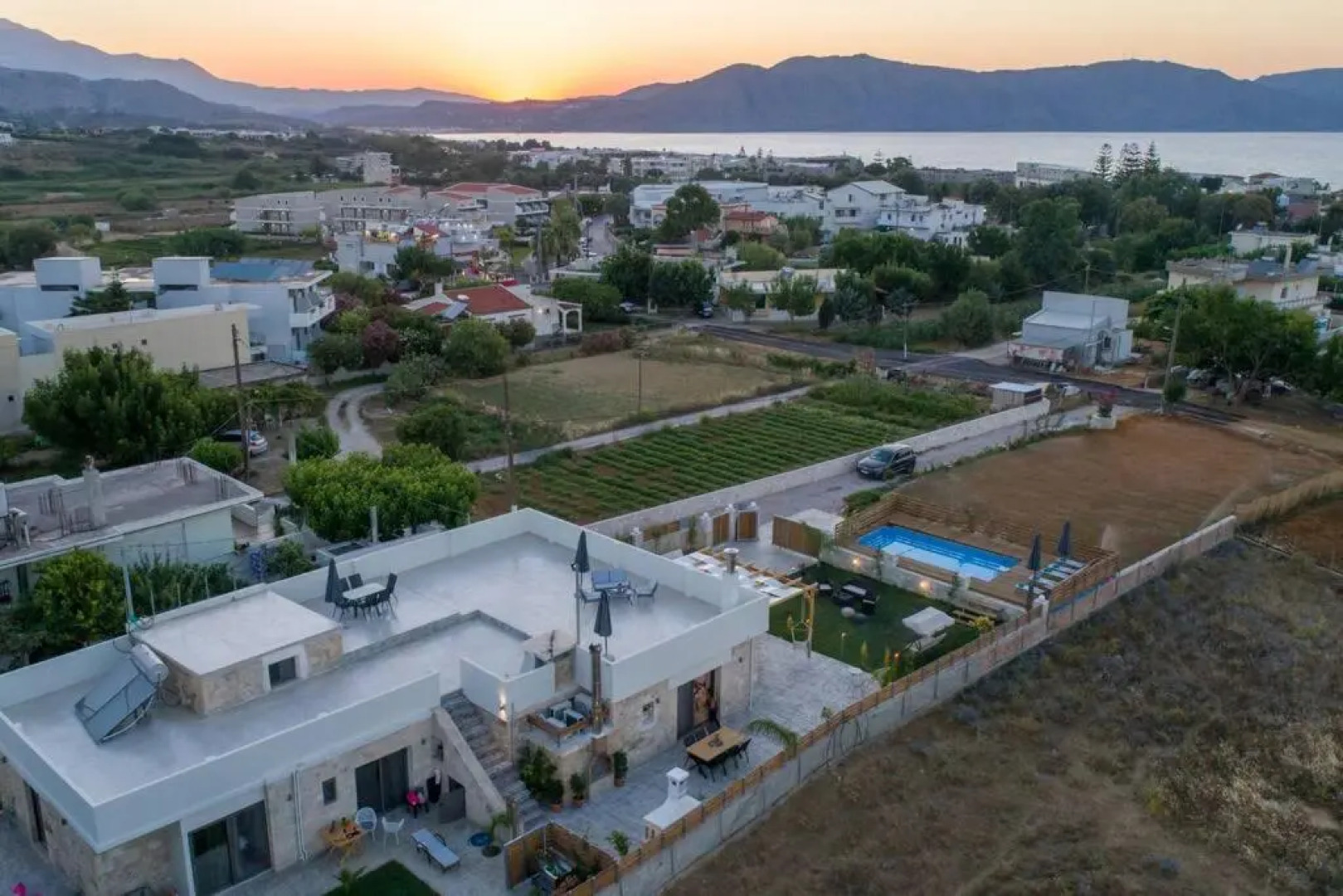 Villa 400 m from the beach 12 to 16 pers 2 pools