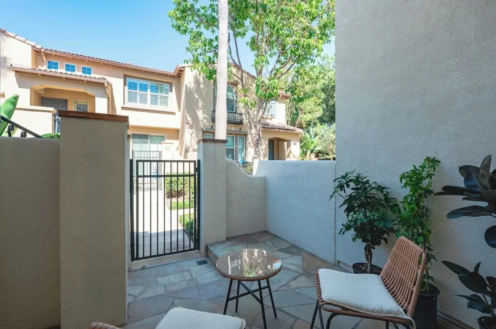 Private Entry Suite w Patio Bath Kitchenette