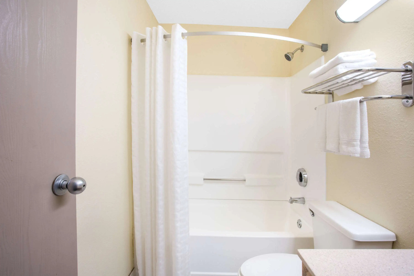 Super 8 by Wyndham Lewisburg