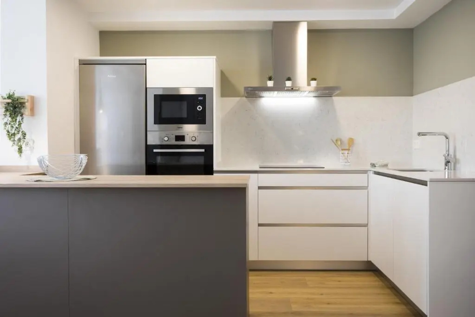 OLABIDE 2 by Smiling Rentals