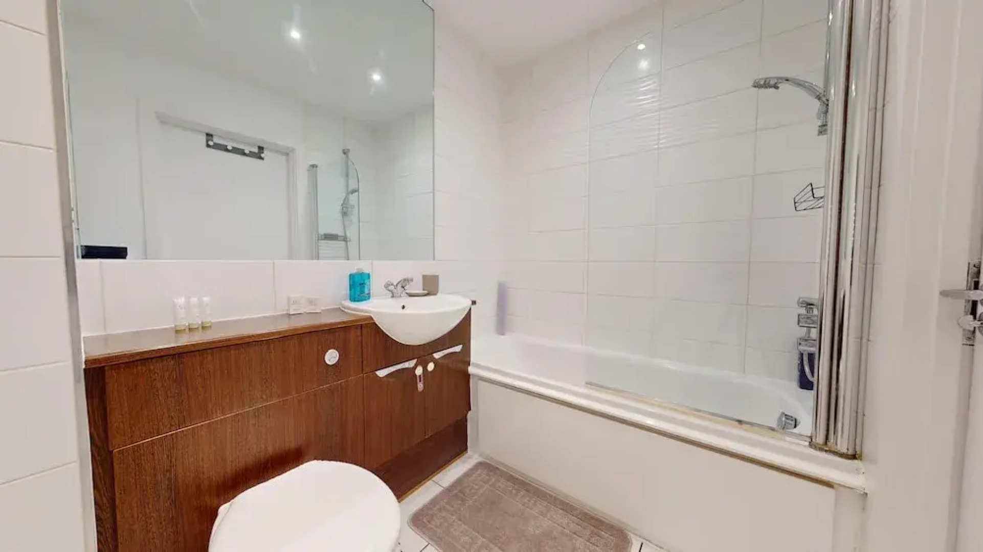 Basildon - 2 Bed Flat - Sleeps 5 - Near Station