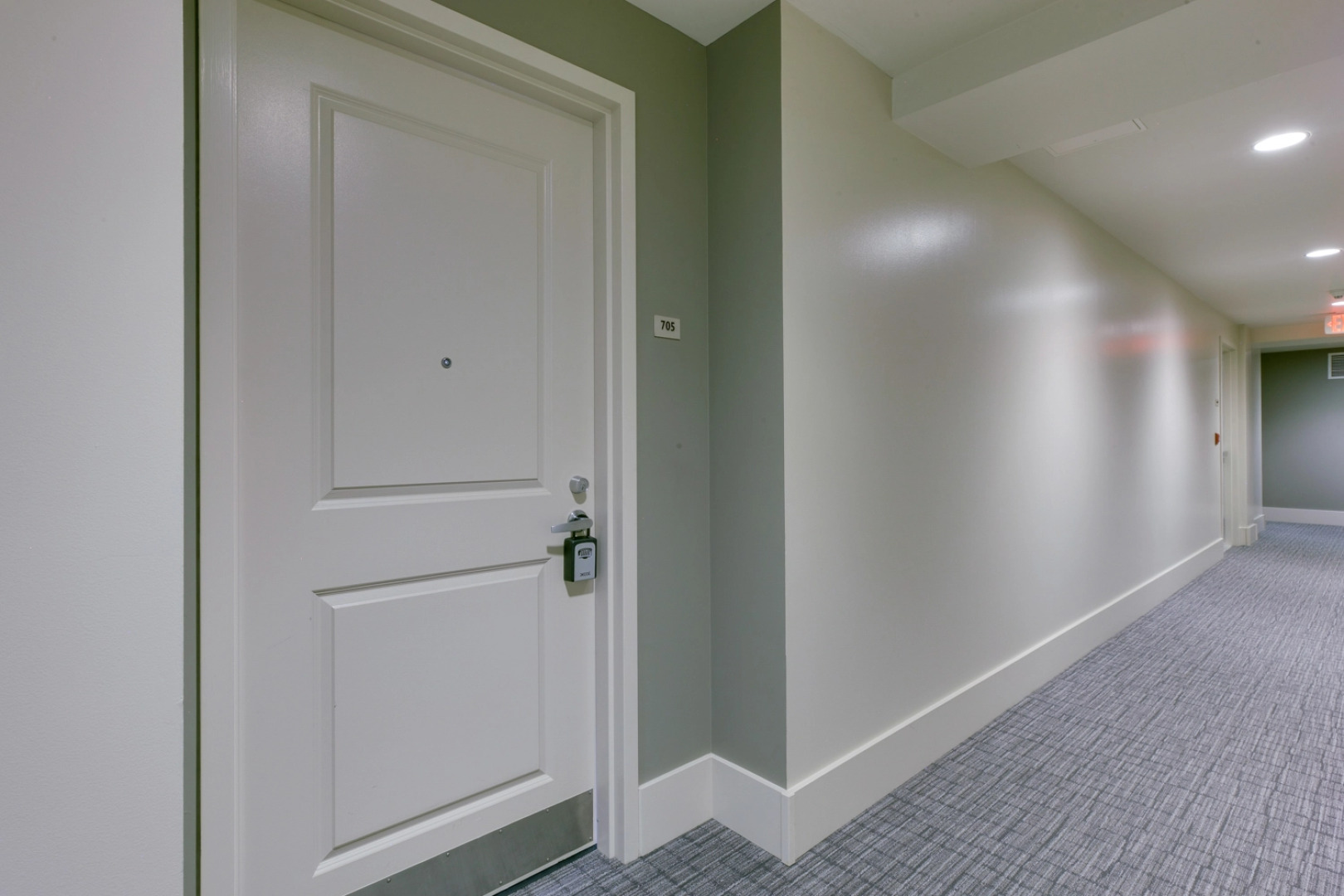 Modern, Upgraded Apartment - fast wifi and parking!