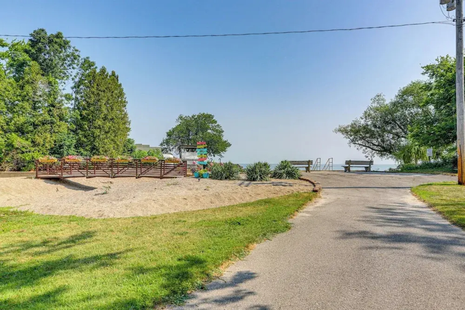 Walk to Private Beach: Lake Erie Retreat w/ Yard!