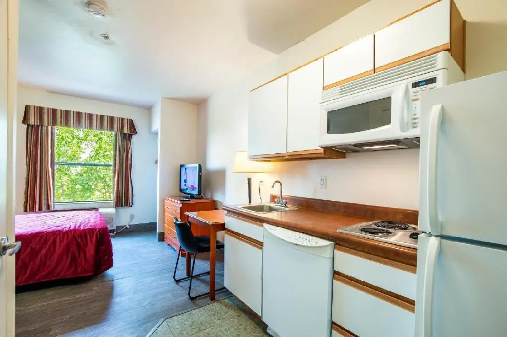 Sierra Vista studio apartment with full kitchen and King Bed