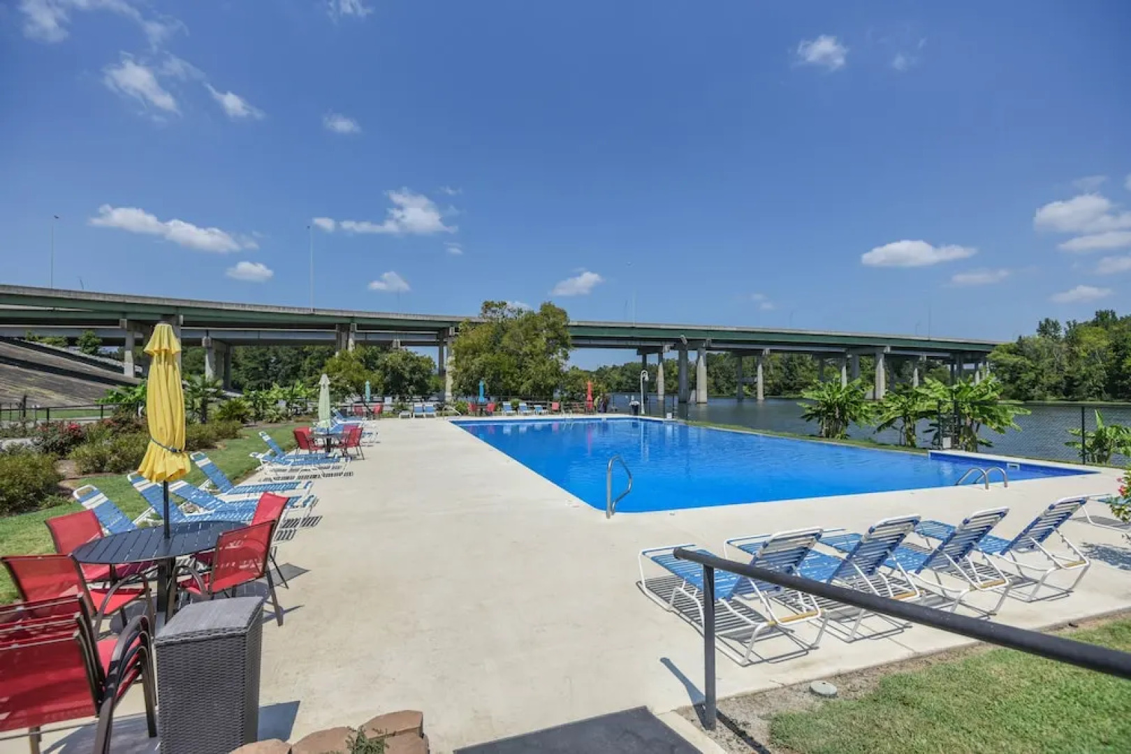 Sunset , River Rocks Landing With 3 Pools! 1 Bedroom Bungalow