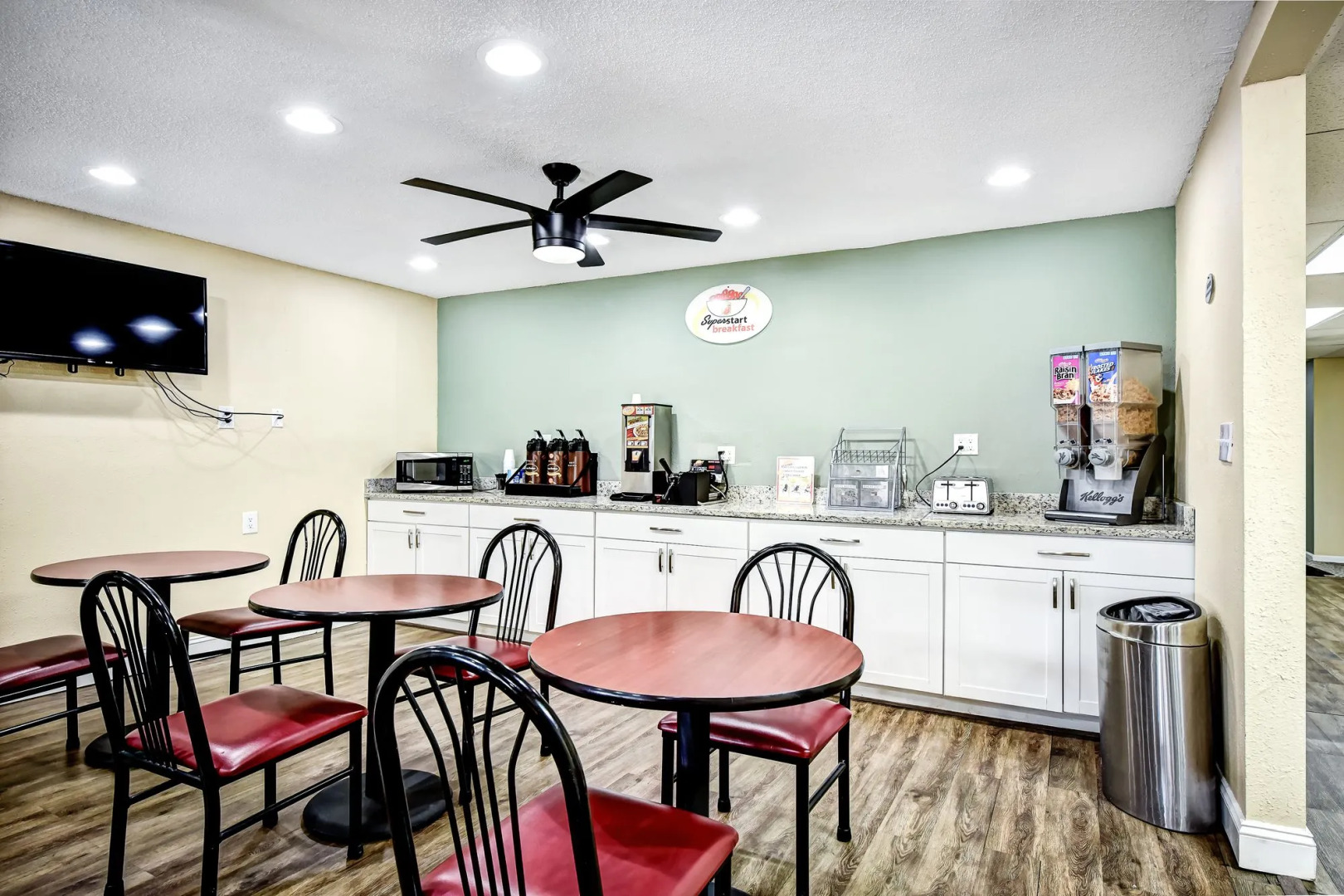 Super 8 By Wyndham Manning