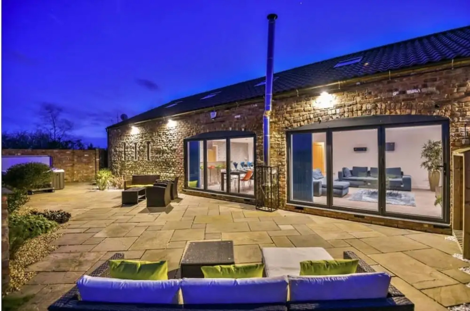 Lincoln 4-beds, Sleeps 13, Hot Tub & Pet Friendly