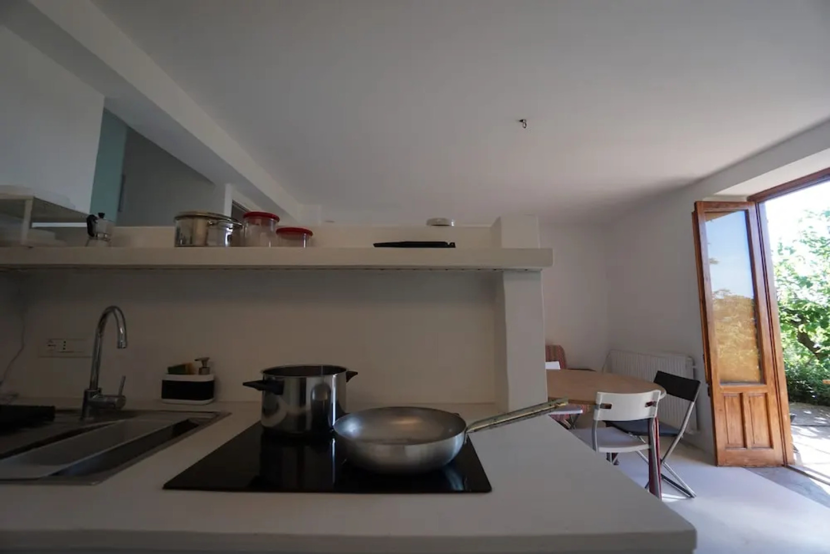 Burdi House Apartment Surrounded by Greenery and Tranquility Near the sea