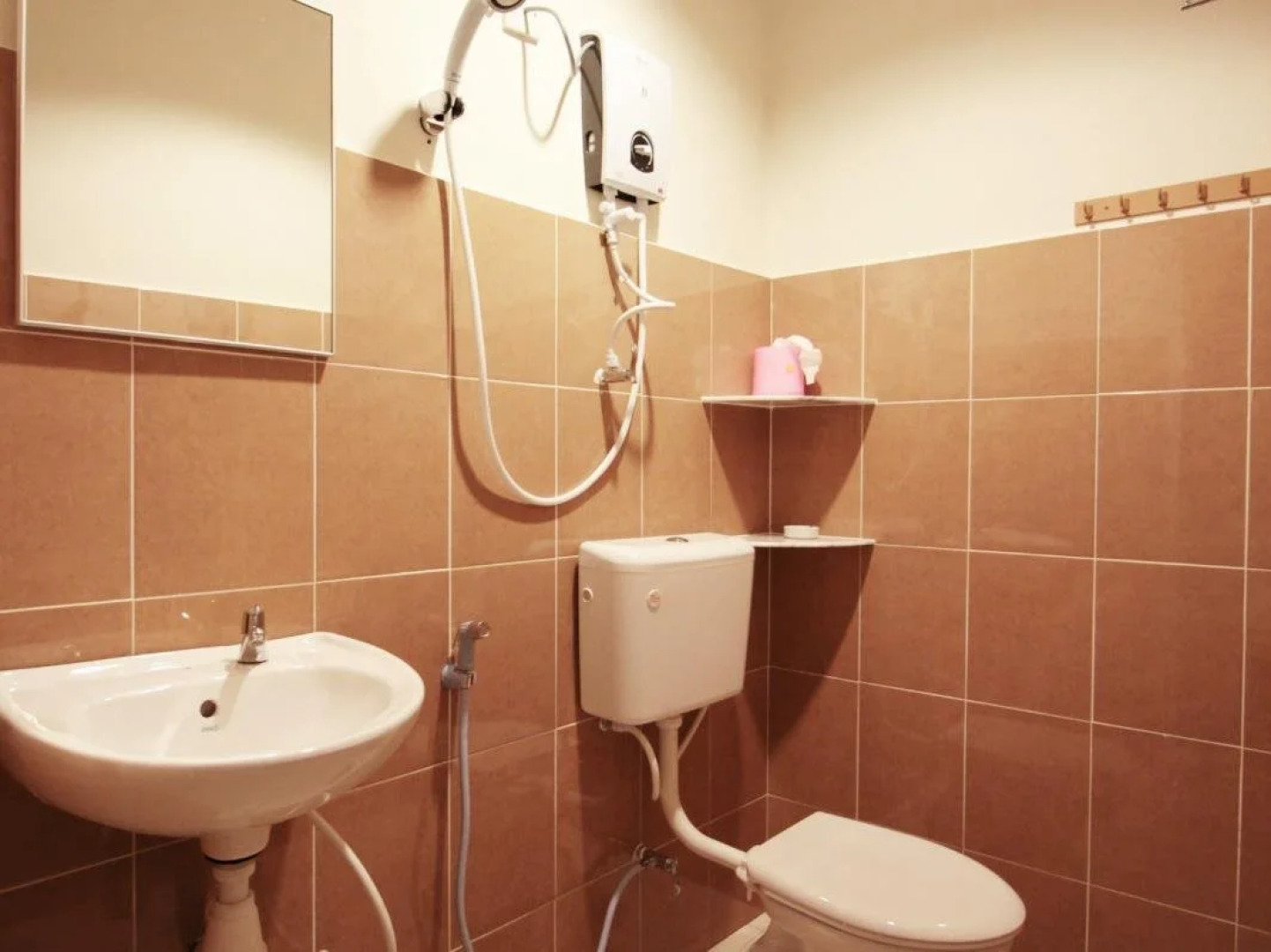 Oyo 90155 Bmw 1 Hotel