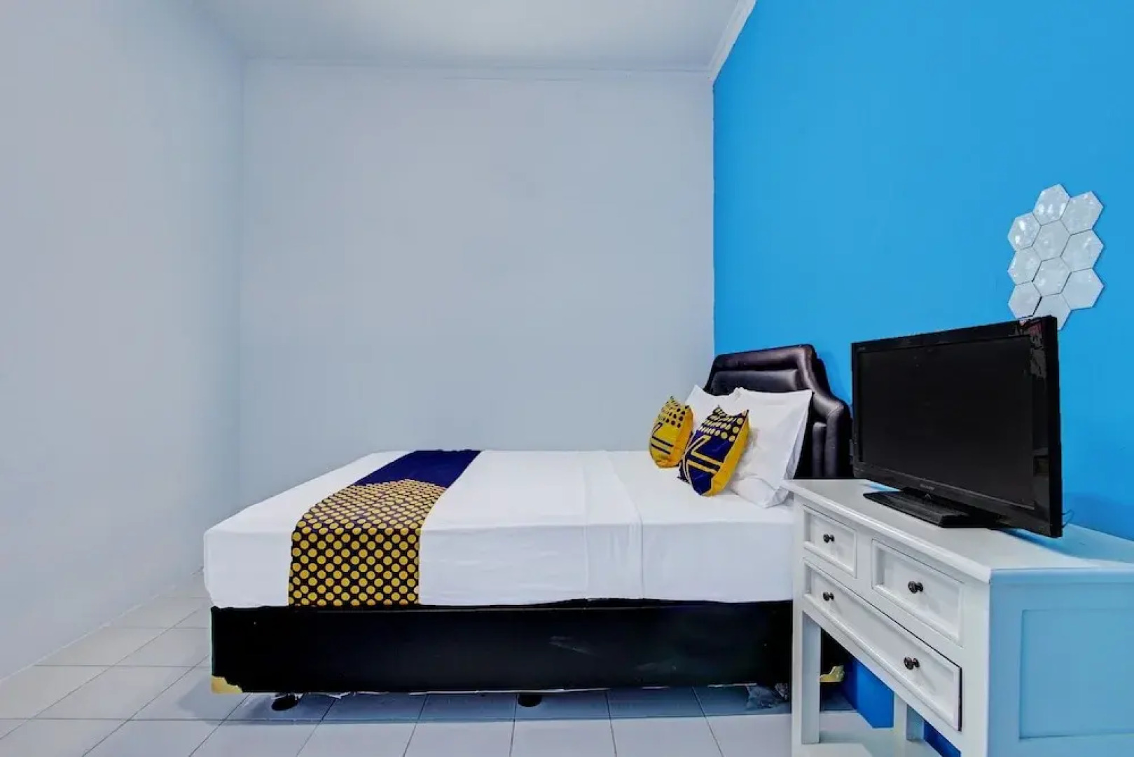 SPOT ON 92179 Latinos House