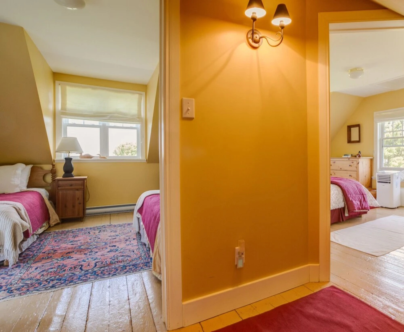 Lovely LacBrome 3 Bdrm Lakefront Cottage