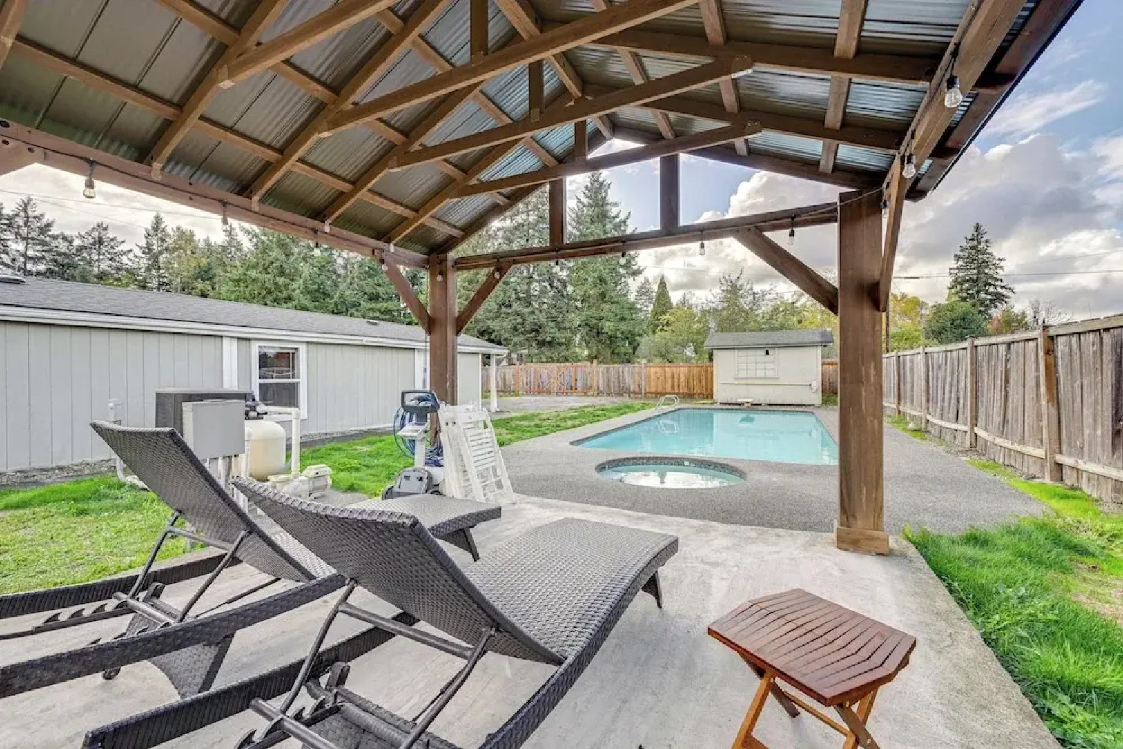 Cozy Tacoma Getaway w/ Grill & Hot Tub!