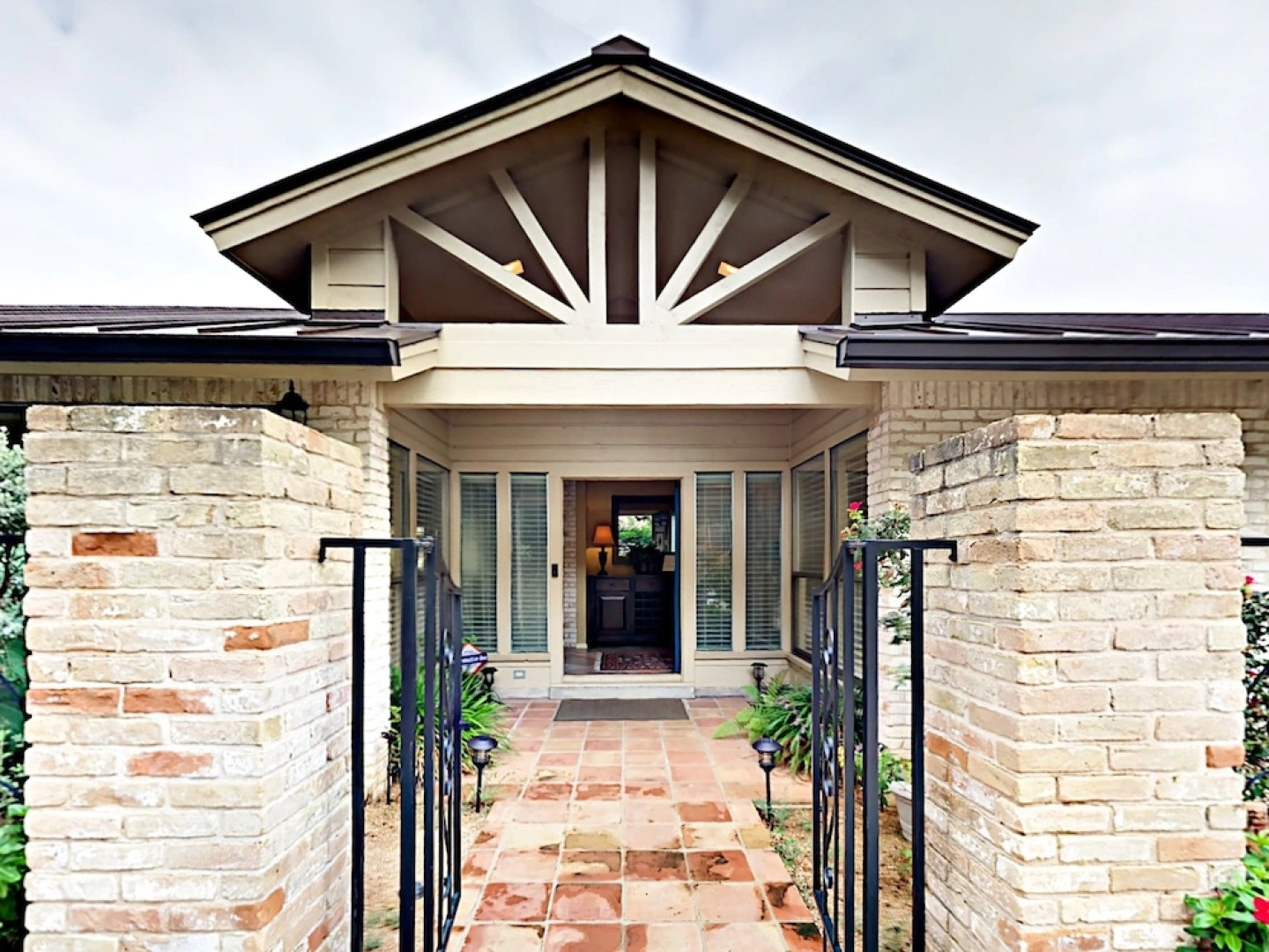 4BR Lakeway Waterfront by RedAwning