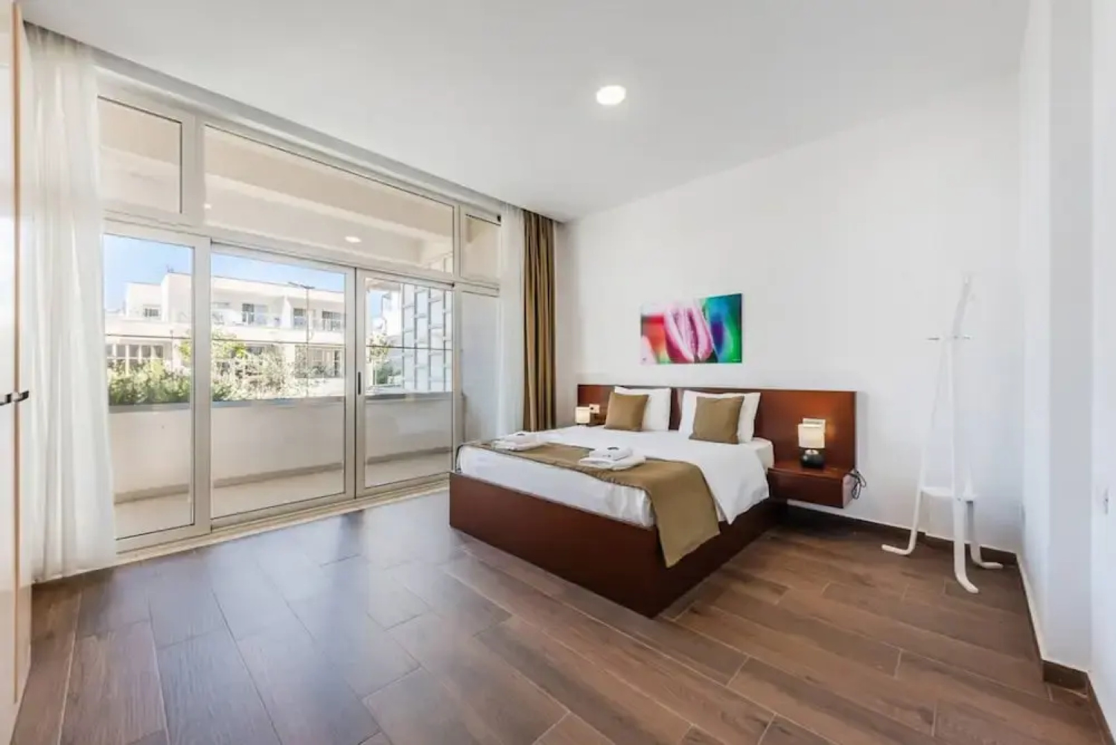 Spacious Apartment by the Beach - Tulipani