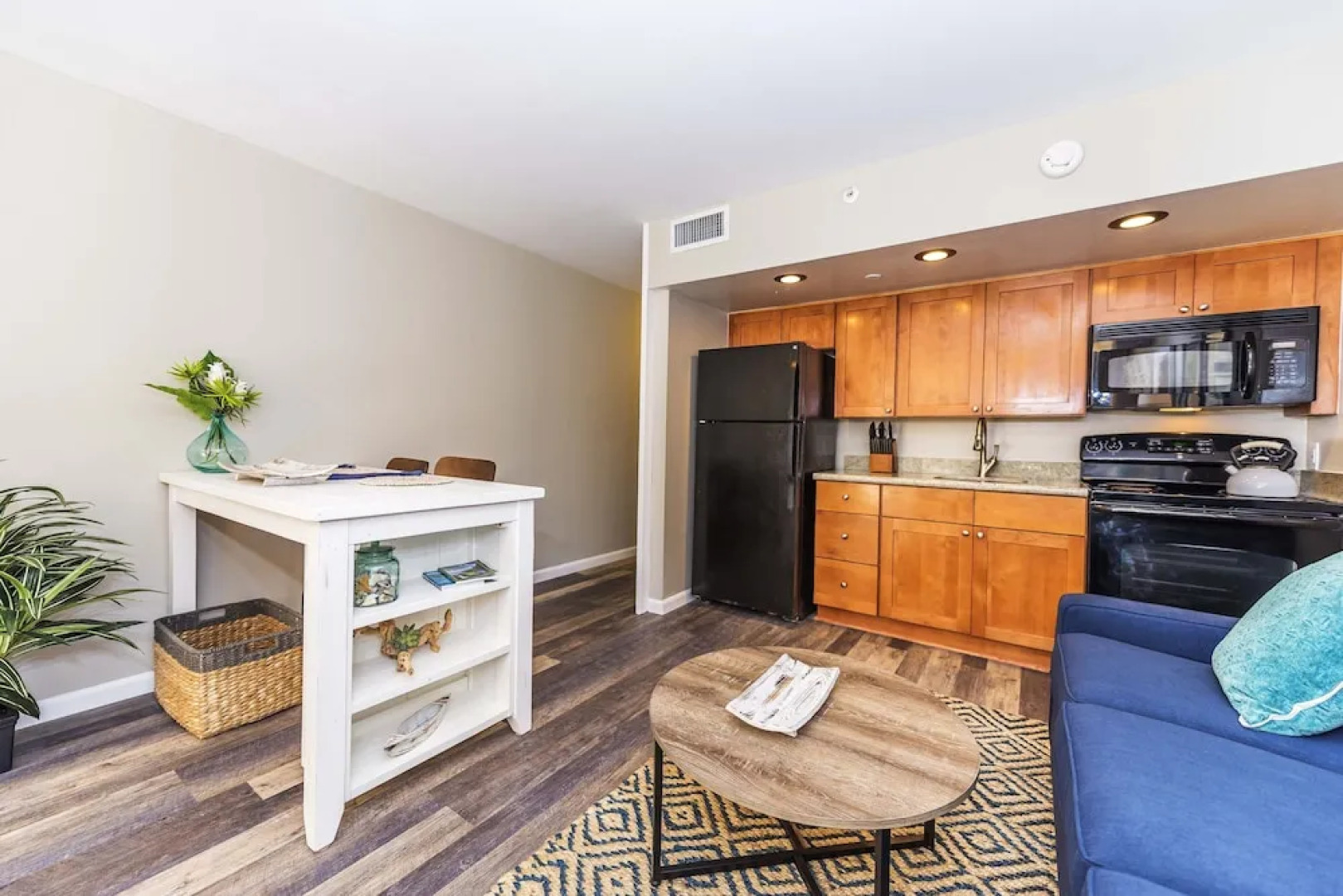 Royal Kahana 318 Studio Bedroom Condo by RedAwning