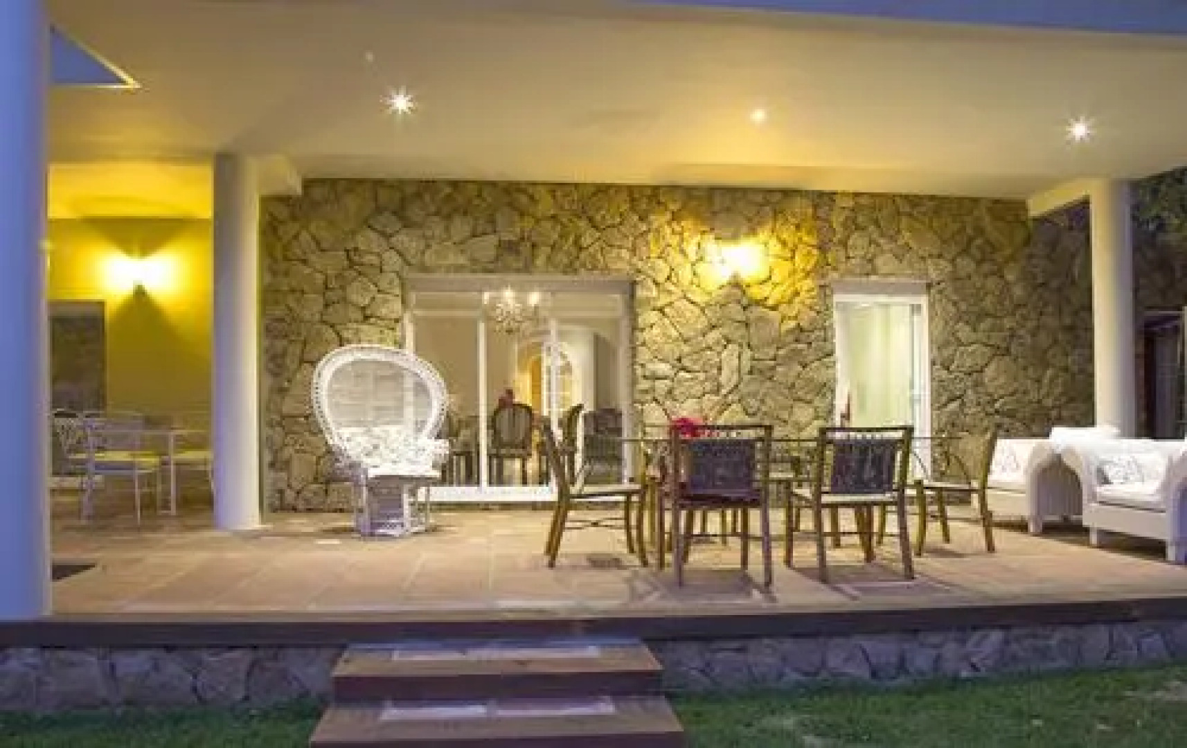 Villa de Lujo con Jardines y Piscina