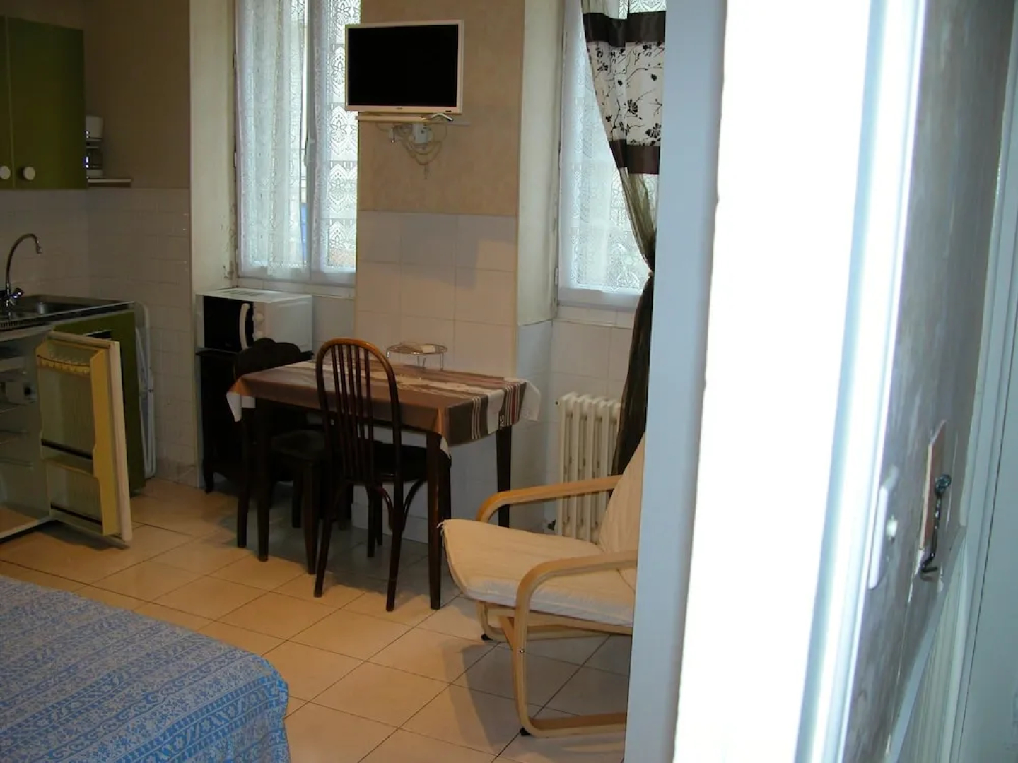 Studio in Néris-les-bains, With Wonderful City View, Enclosed Garden and Wifi