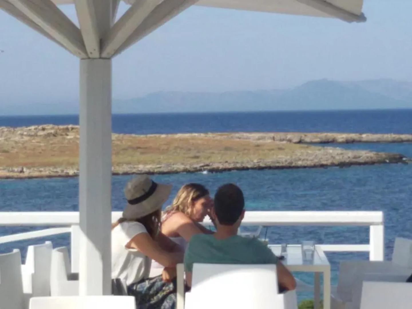 Sea & City - 10 min drive to the beach & Athens Airport