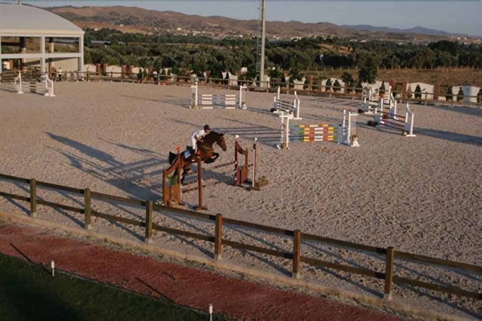 Konvoy Hotel & The Country Club