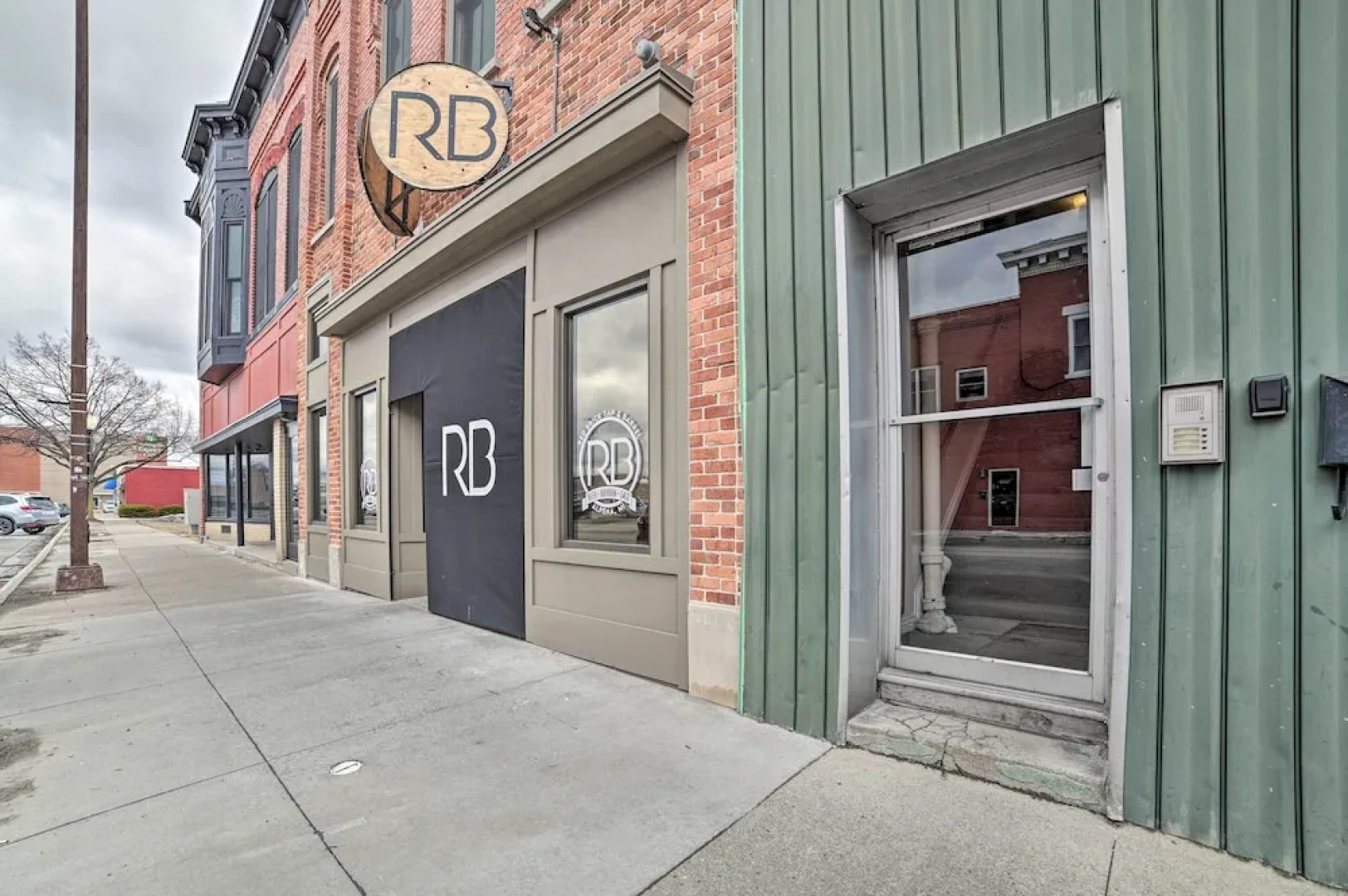 Downtown Loft Apartment, Steps to Riverfront!