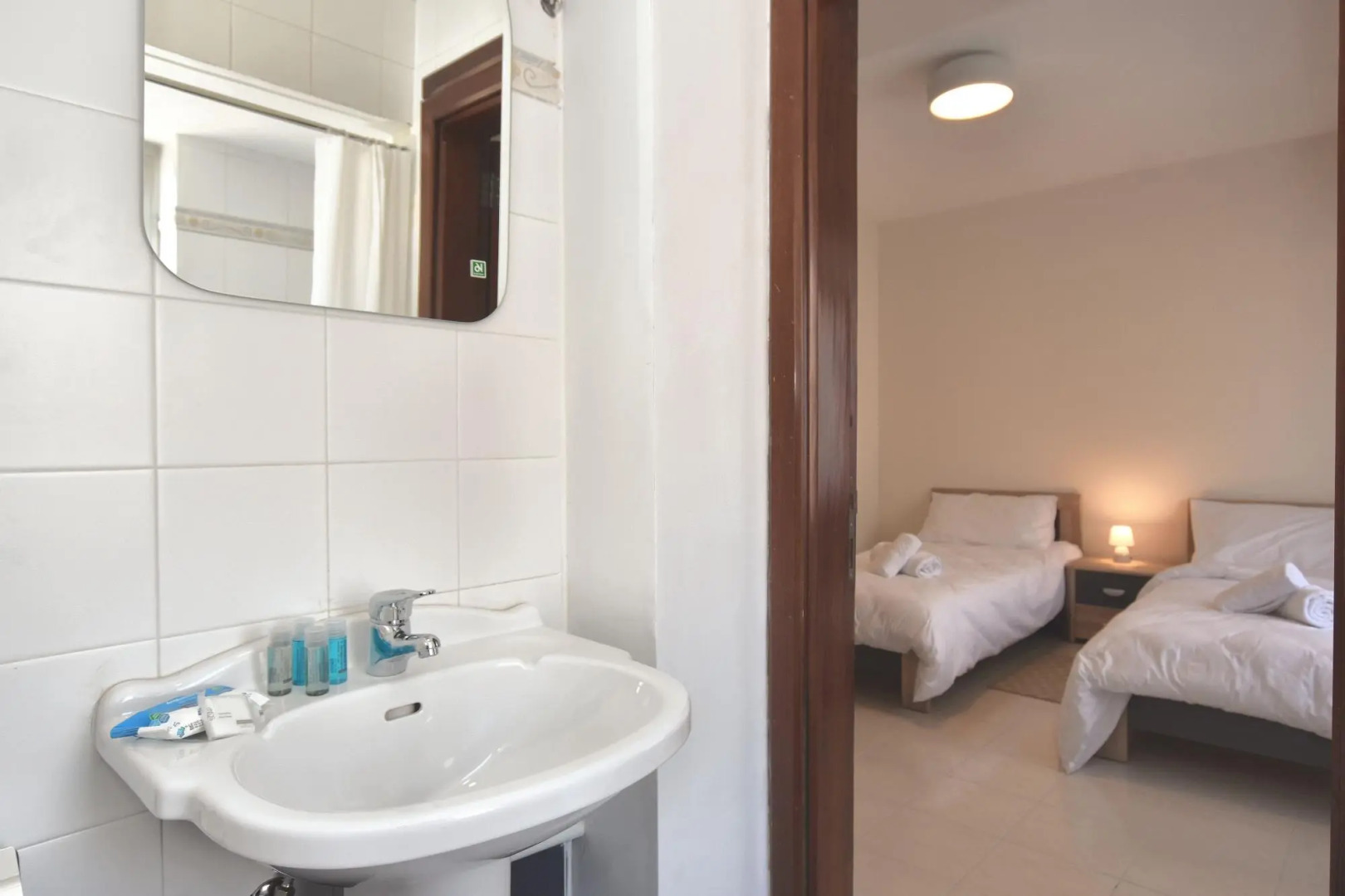 Bright and Spacious 2 Bedroom Apartment with Harbour View - 3