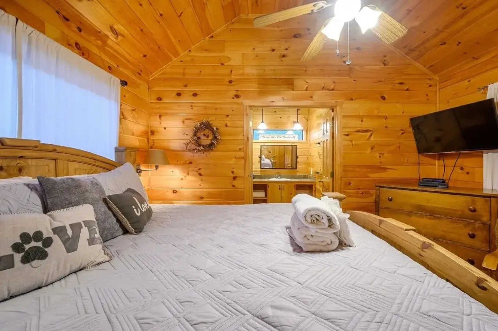 Okehi Pine Cabin With Wood Burning Fireplace and Outdoor Hot Tub by Redawning