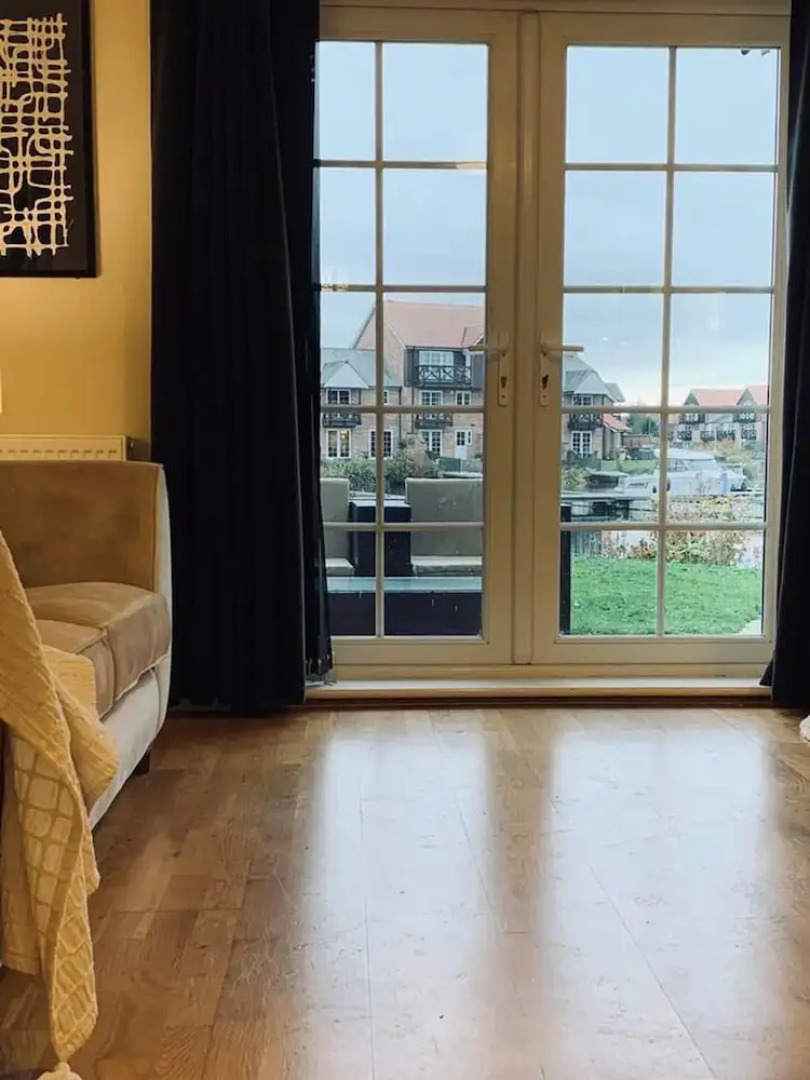 Waterside Townhouse With Balcony And Marina View