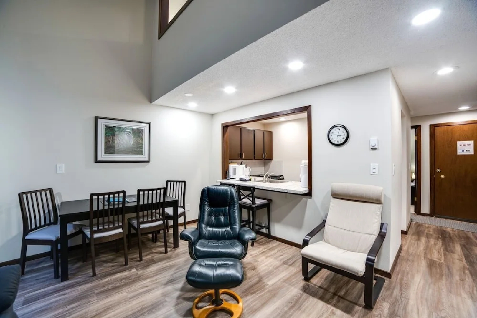 68sw - Fireplace - Washer/dryer - Dishwasher- Sleeps 4 2 Bedroom Home by RedAwning