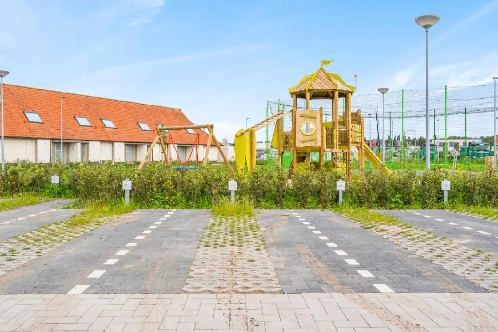 Cosy Living w parking, athletic field, playground, bike storage