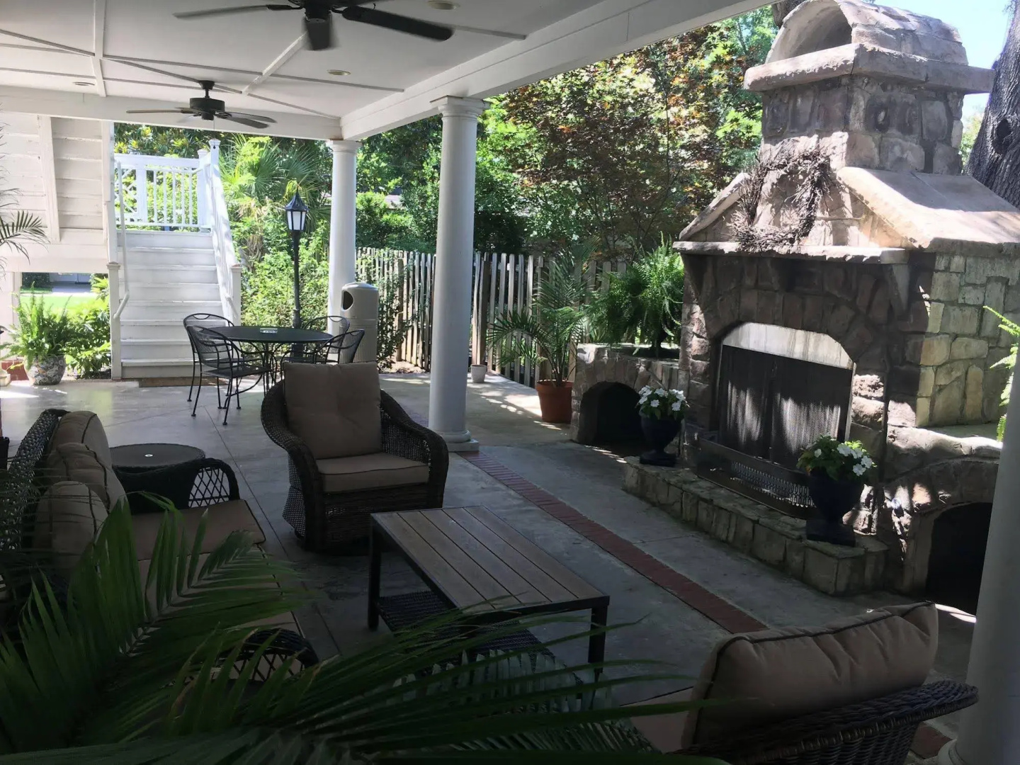 Carriage House Inn