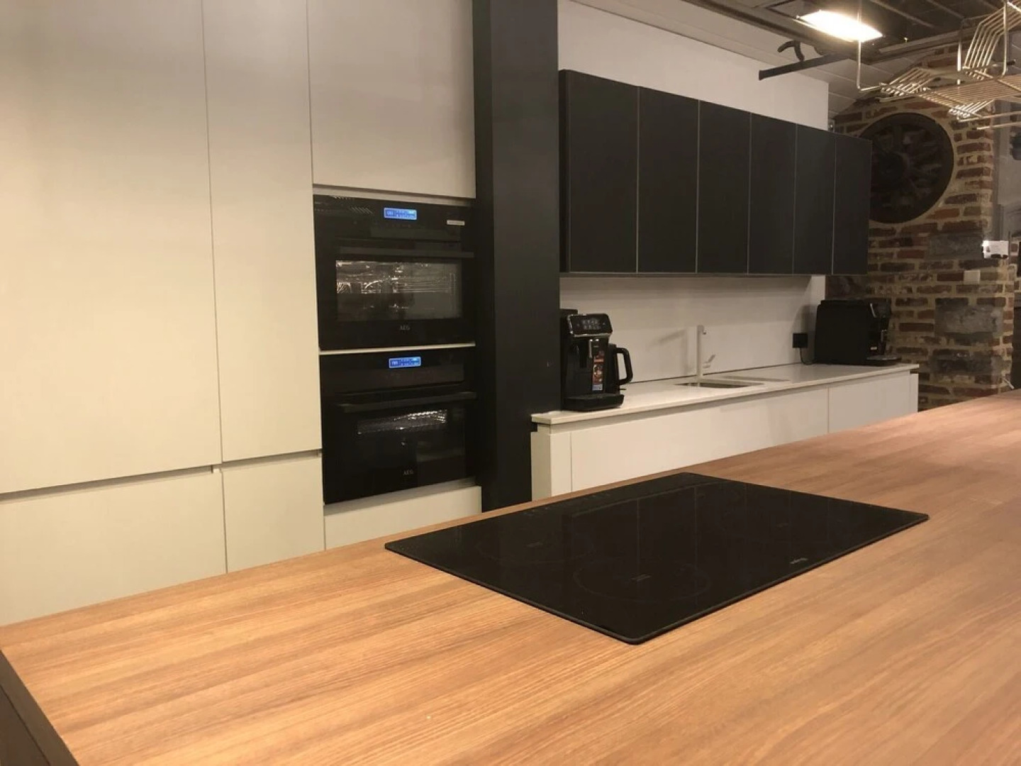 Beautifully Renovated Farmhouse for Groups, With Indoor Pool and Sauna