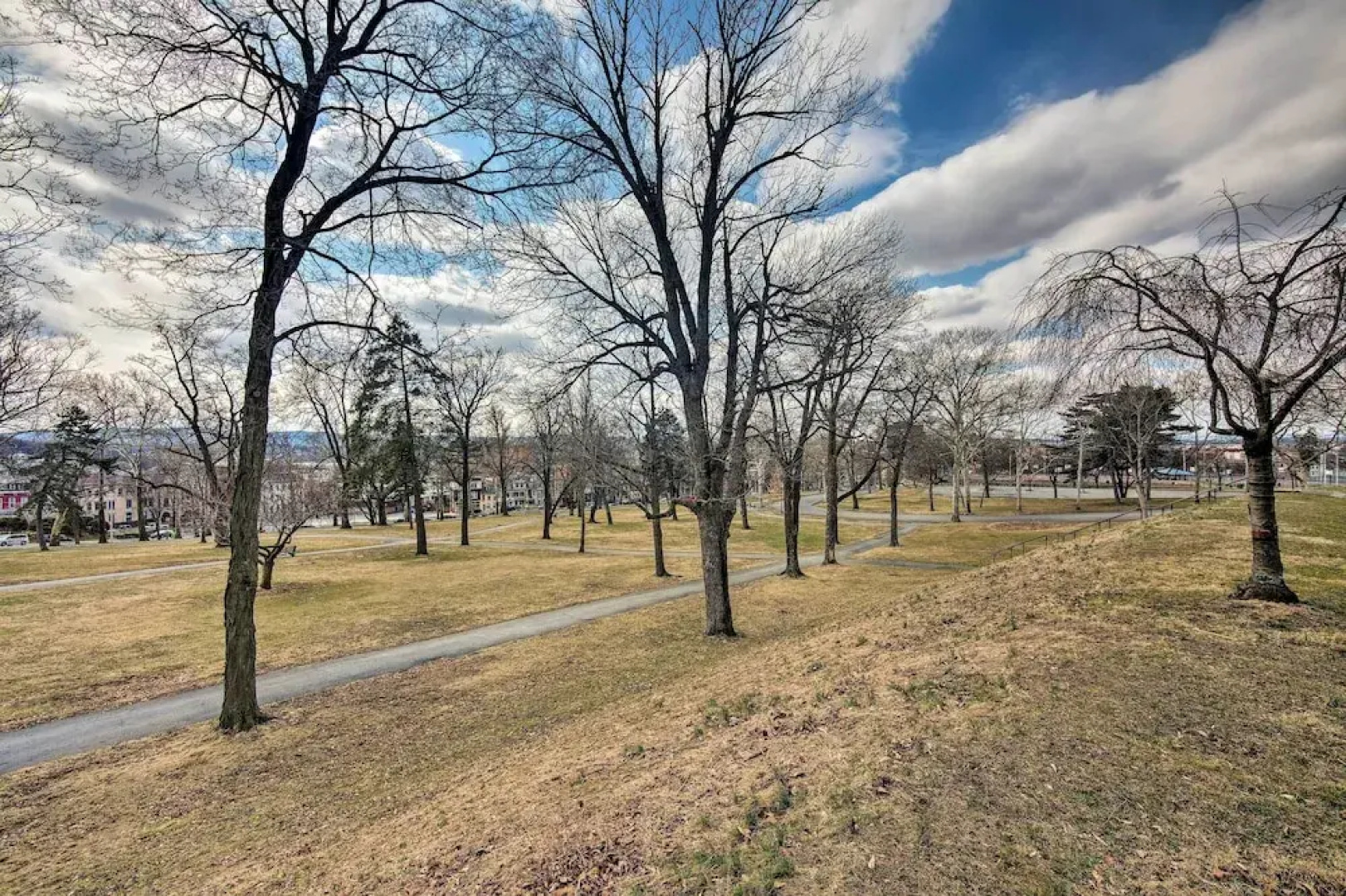 Walk to Shops, Dining & City Park: Reading Apt