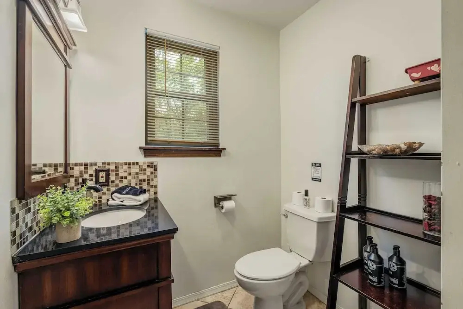 Sky View Chalet by Avantstay Stunning Interior, Spacious Deck, Hot Tub, & View