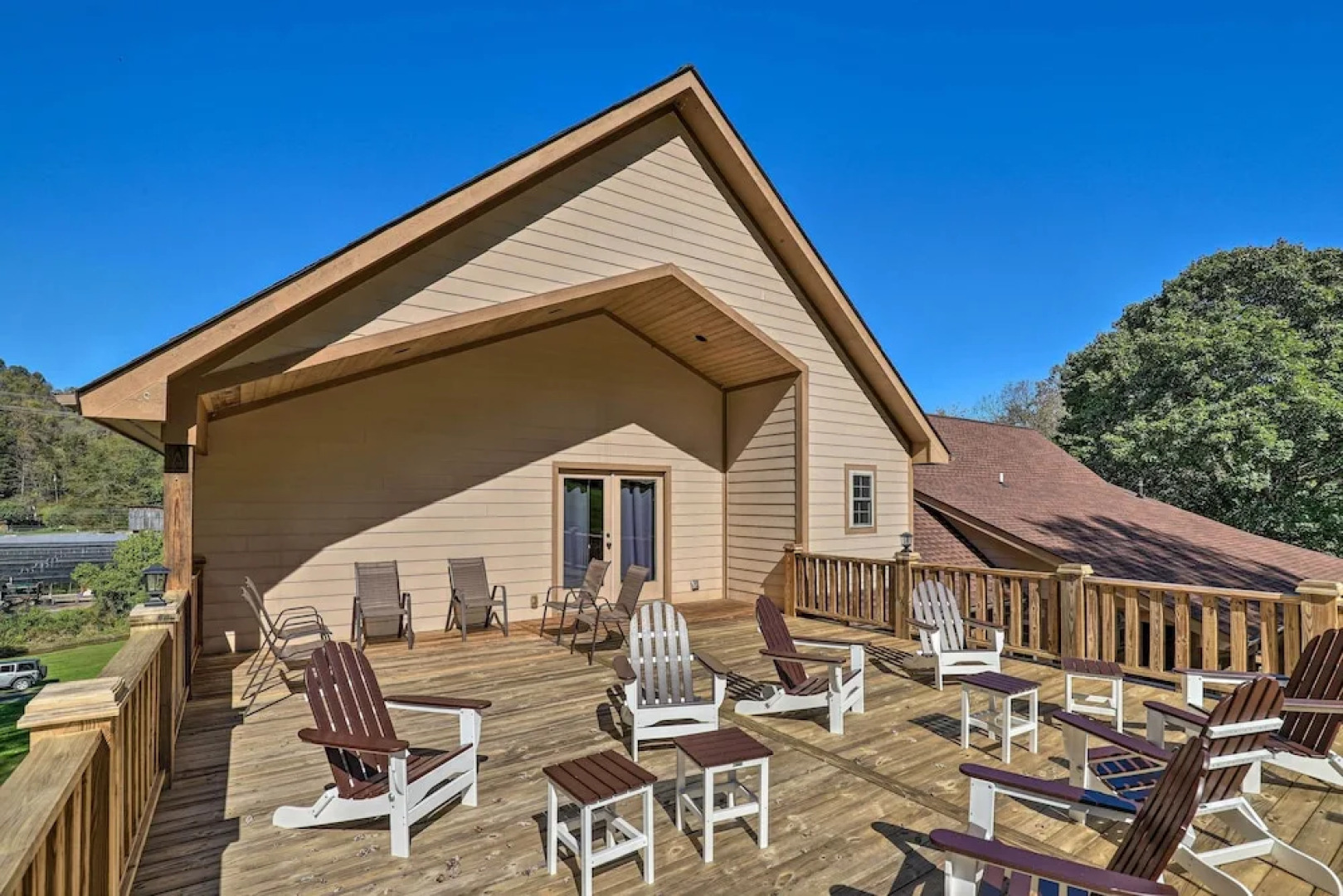 Game Room, Theater + Deck: Burnsville Cabin!