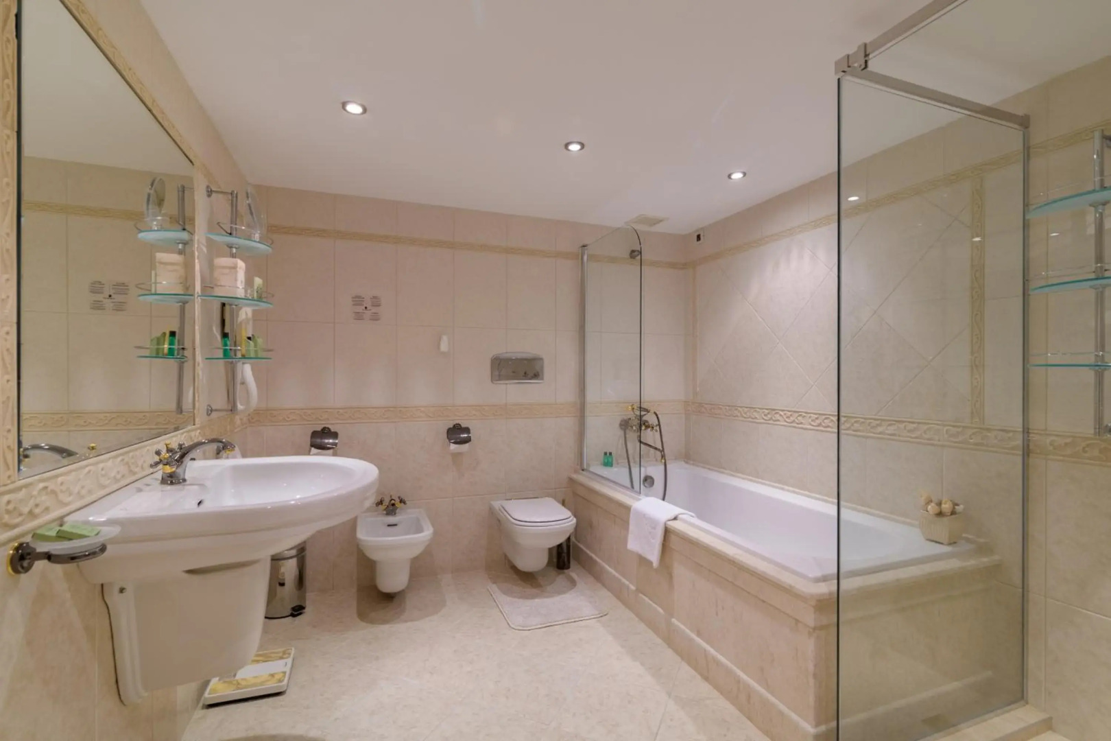 Palace Hotel - Sunny Day Resort