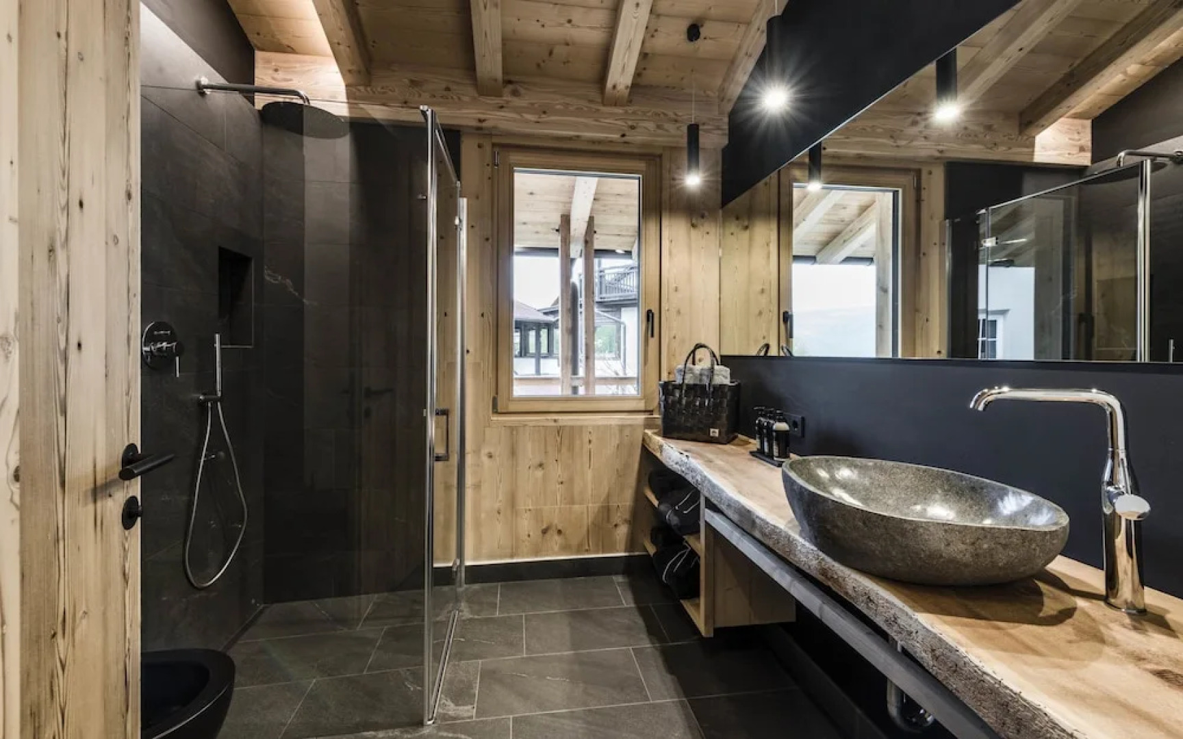 Presulis Hideaway Apartments & Restaurant