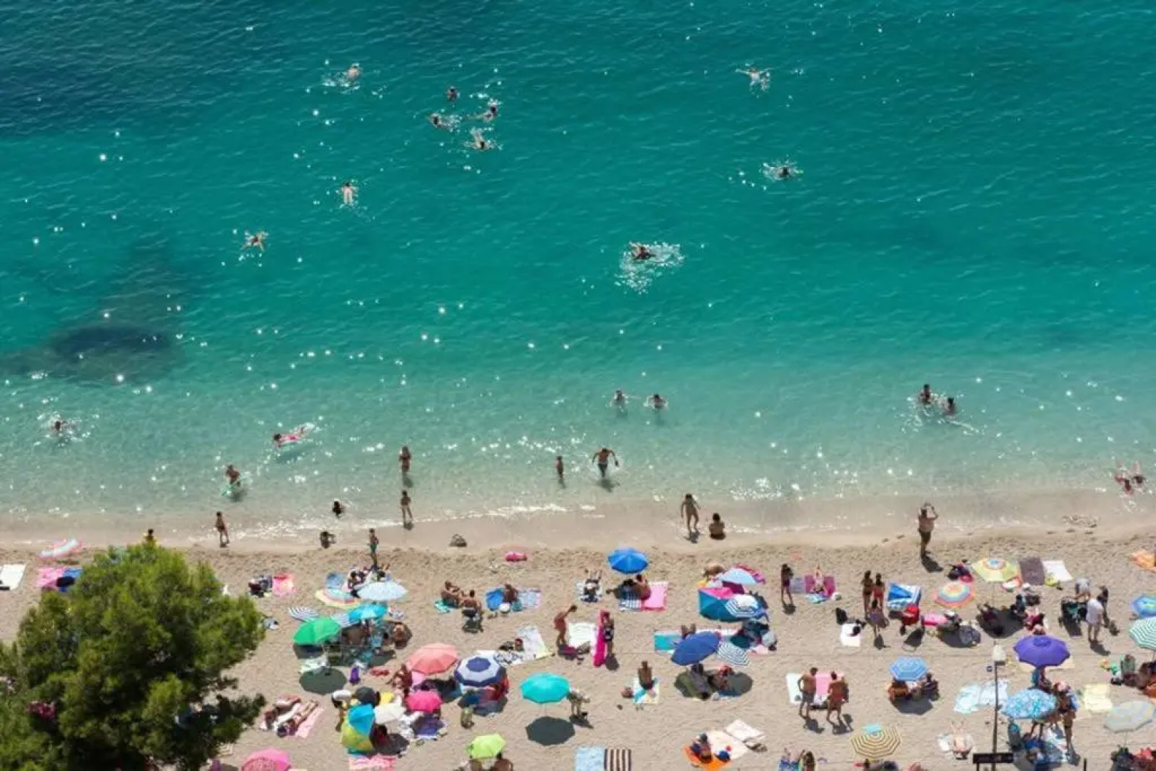 ★ Quiet Old Town Apt with AC, 5min Walk to Beach ★