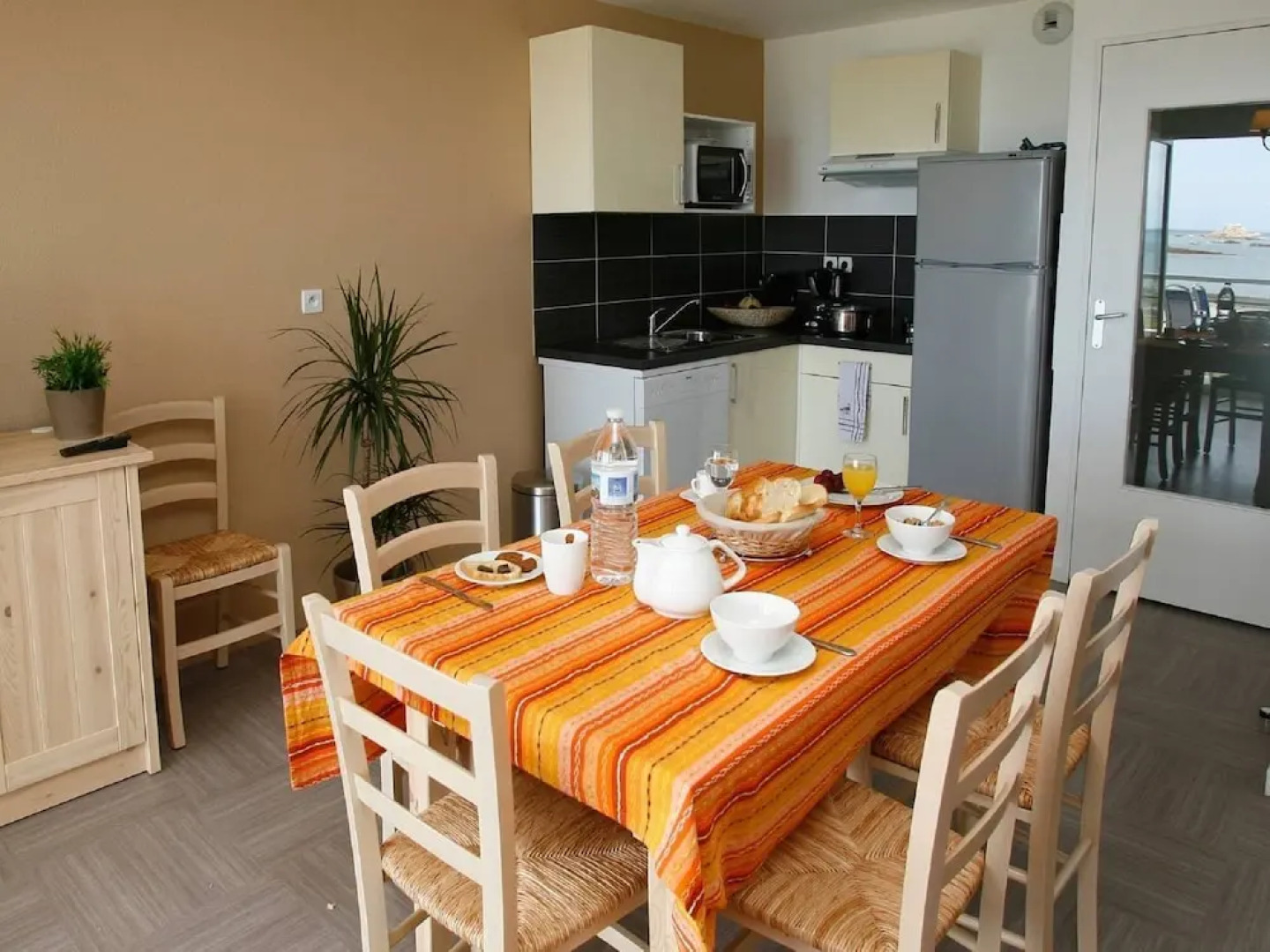 Cozy Apartment at the Beach, Along a Stunning Rocky Shore