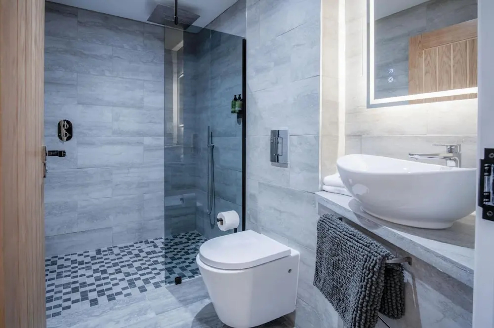 Suite 2 - Sleeping Giant Hotel - PEN Y CAE Inn