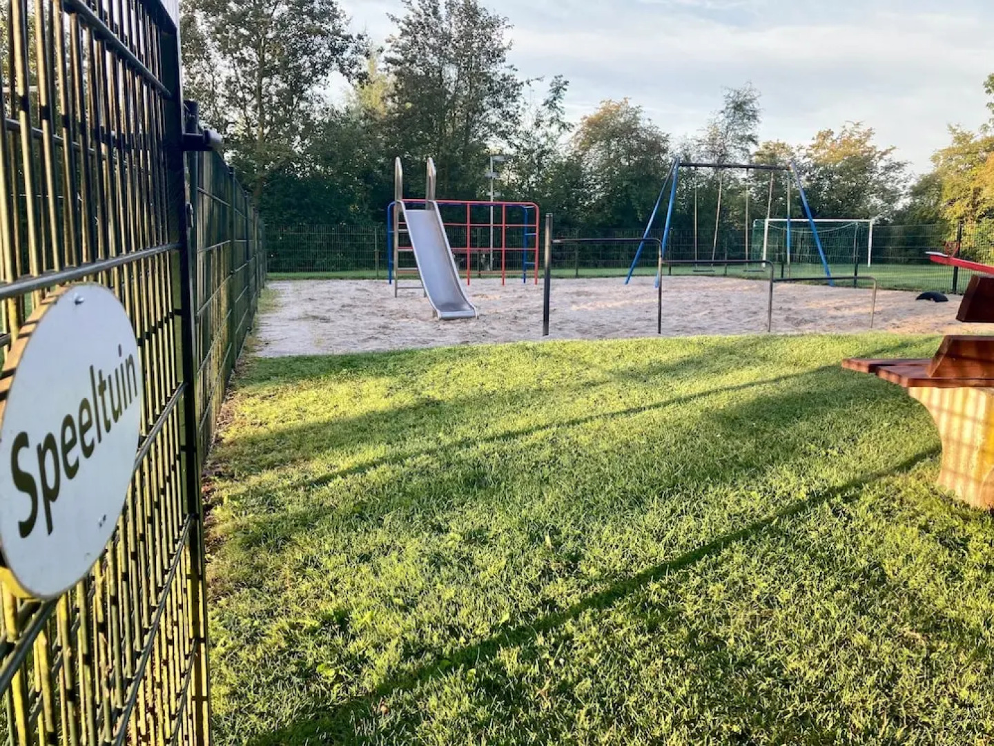 Charming Bungalow in Oostmahorn, Netherlands - Perfect for Nature Lovers