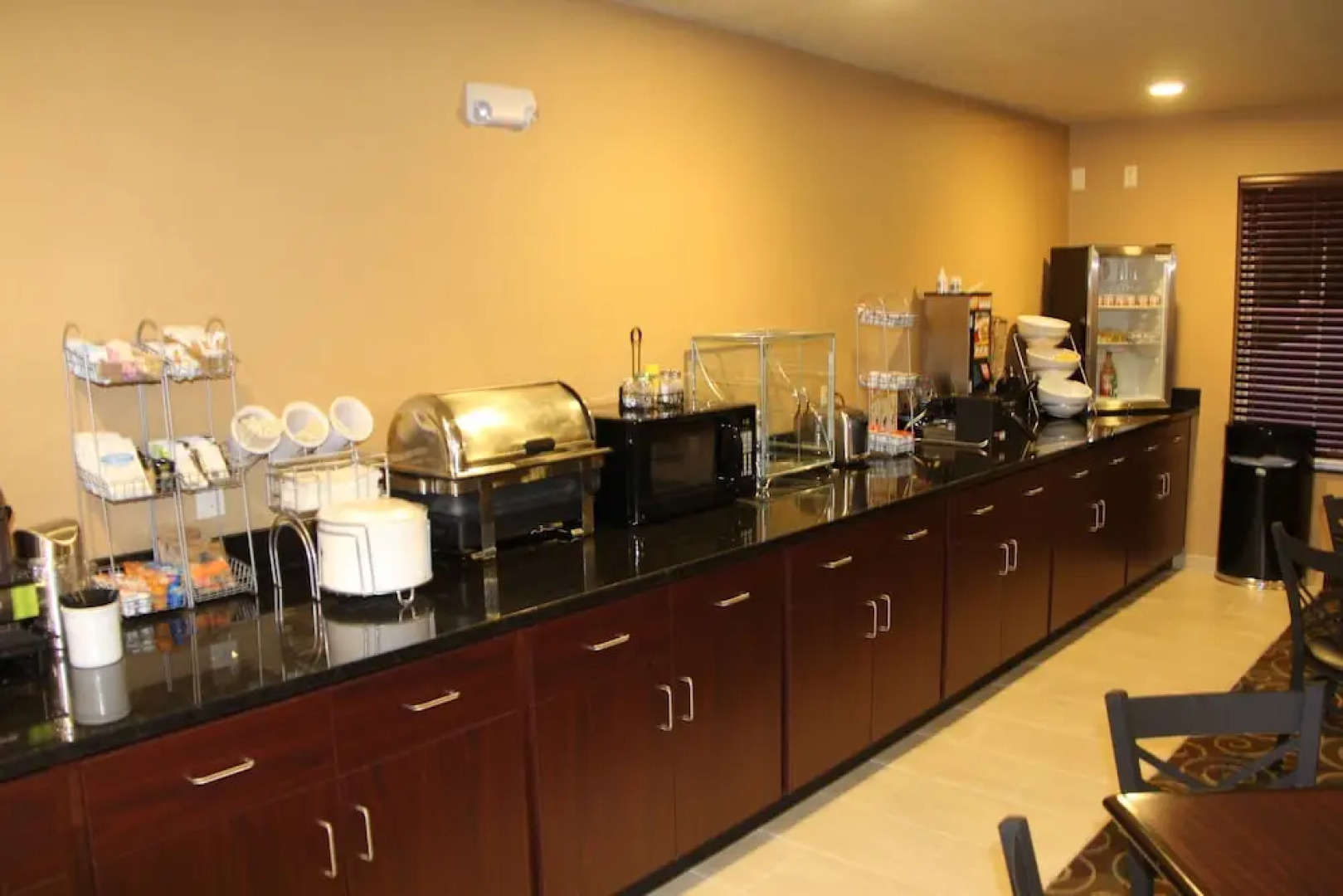 Castle Rock Inn & Suites