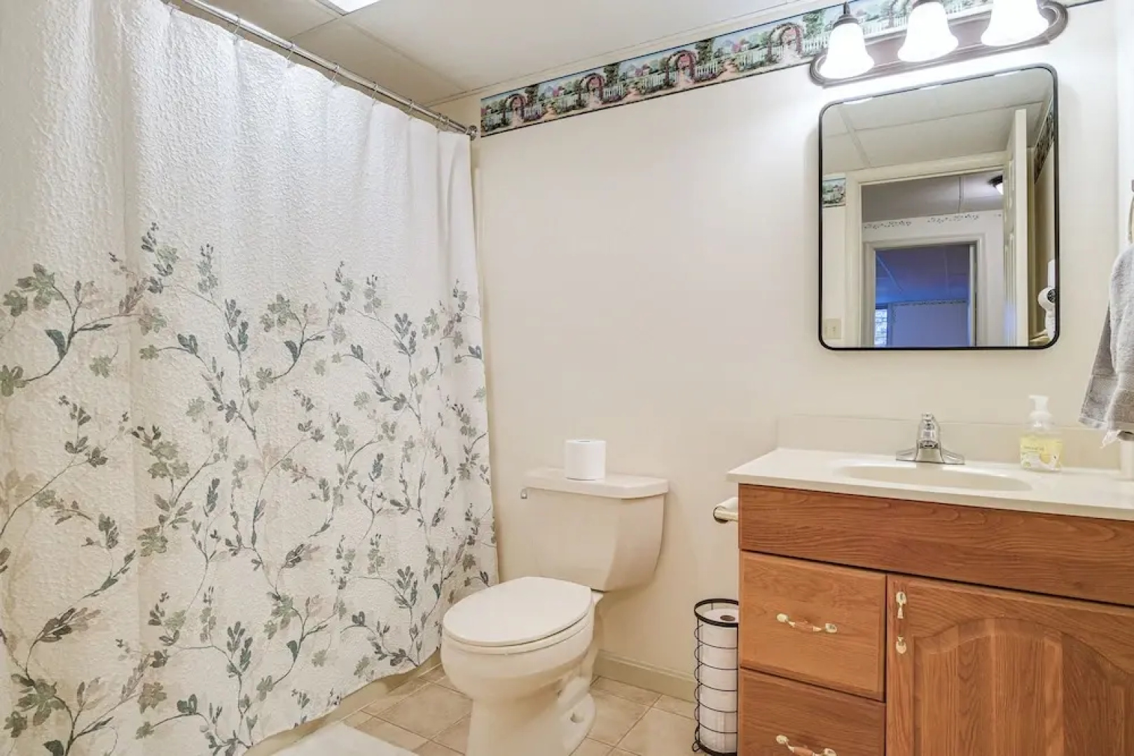 4 Mi to the Amish Village: Spacious Home w/ Deck!
