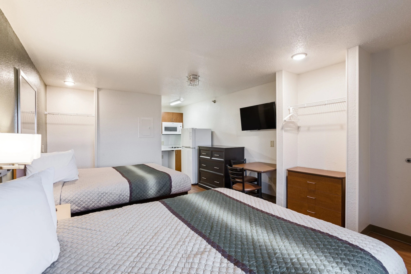 HomeTowne Studios by Red Roof Detroit - Livonia