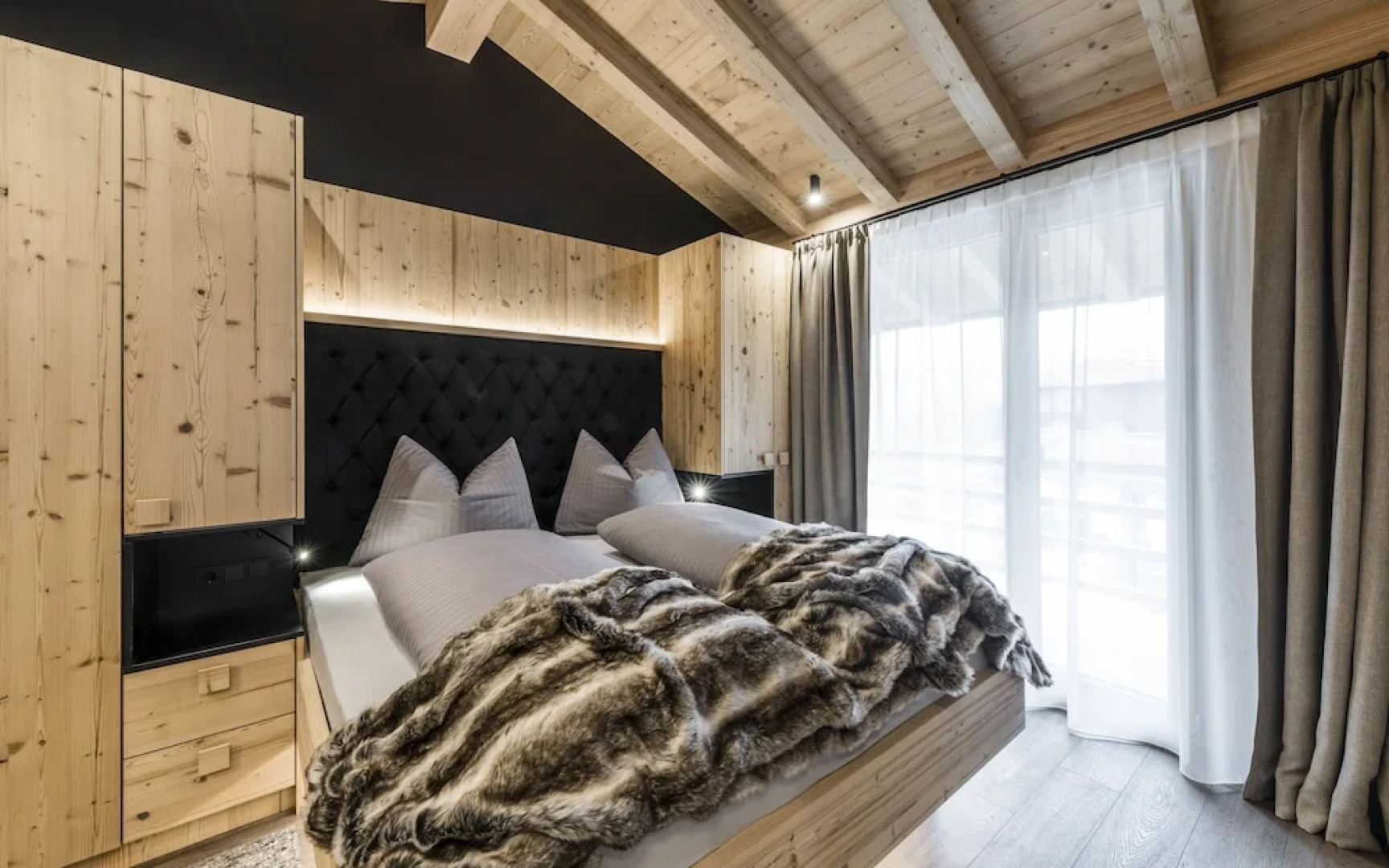 Presulis Hideaway Apartments & Restaurant