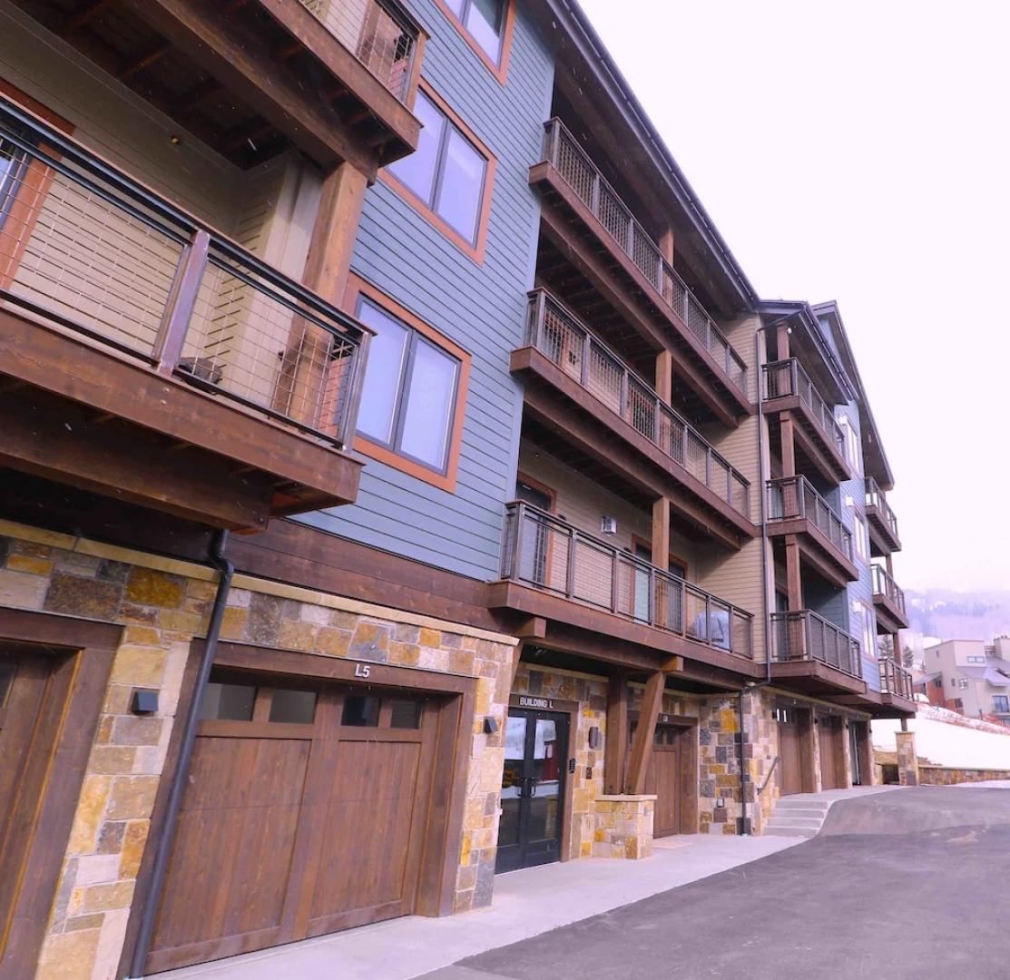 Crested Mountain North by CB Lodging