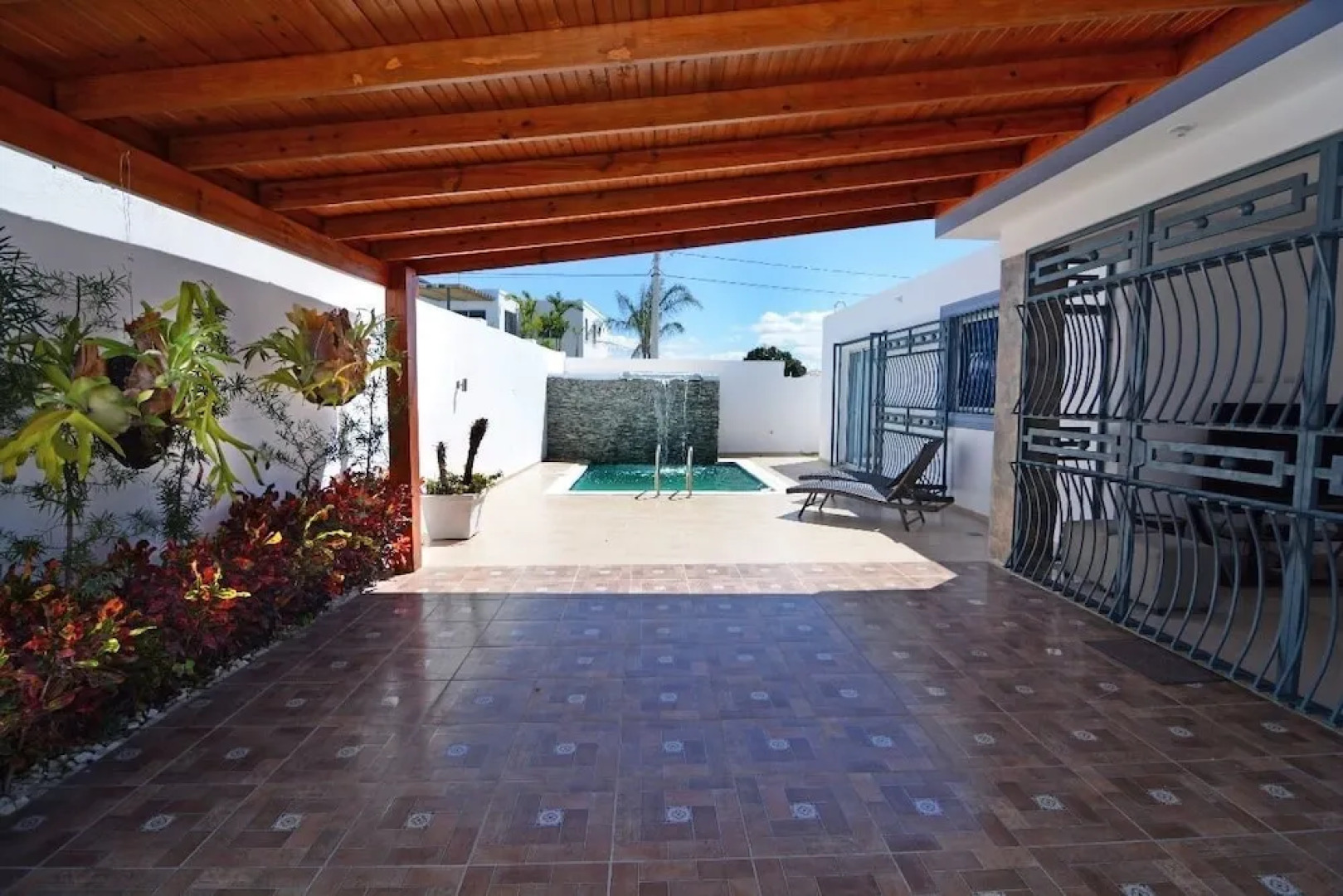 Modern House Pool AC WiFi