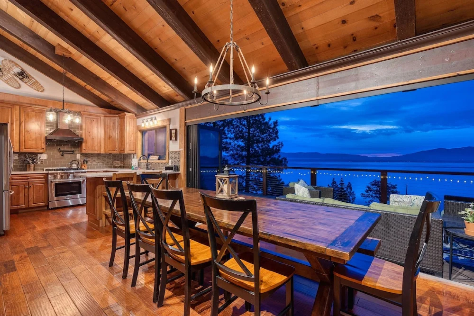 5BR 4BA Lake View Cabin by RedAwning