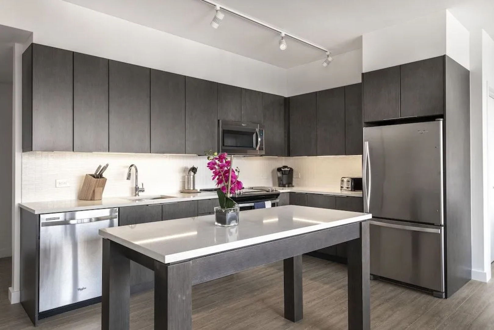 Deedee's Sky Rise Apartments - Newport 2