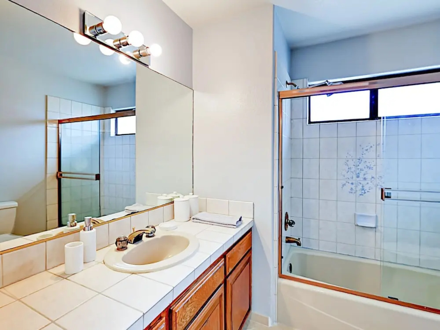 2311 Victoria Avenue Home 3 Bedrooms 2.5 Bathrooms Home