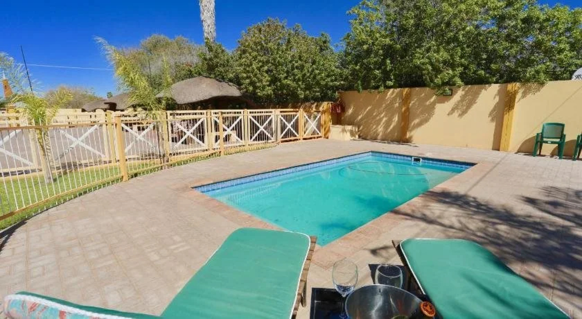 Stoney's Country Hotel